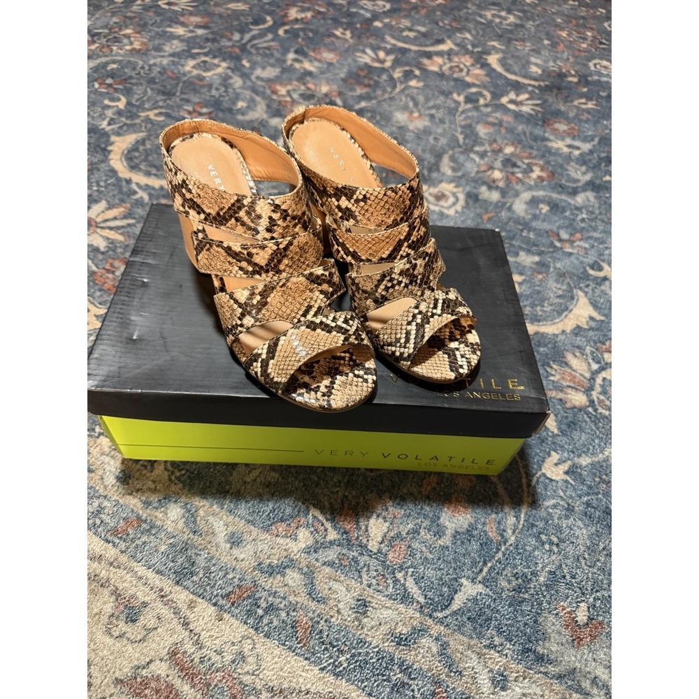 Very Volatile Fierce and Free Snake Heel Size 6 NWB